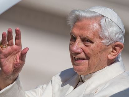Benedicto XVI saluda a los fieles en Roma, en 2013.