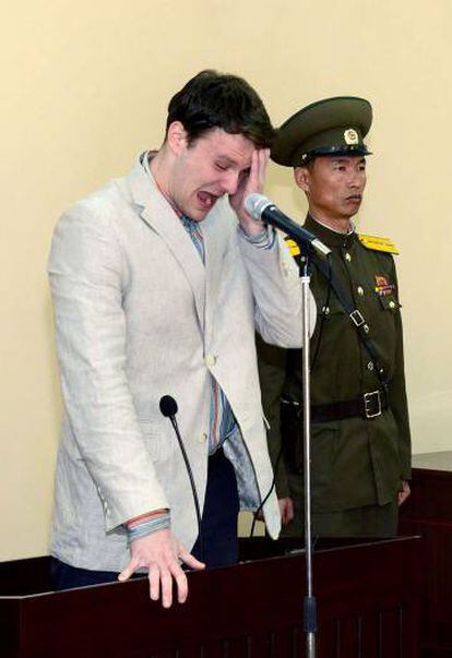 Otto Warmbier, ante la corte que le conden&oacute; el marzo de 2016 a 15 a&ntilde;os de trabajos forzados, acusado de intentar robar un cartel de propaganda pol&iacute;tica.