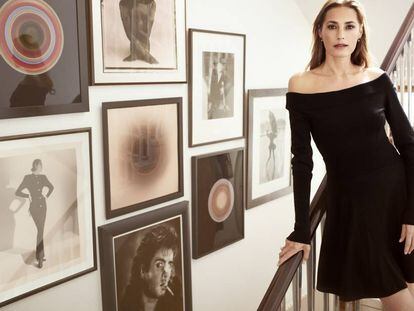 La modelo Yasmin Le Bon en su casa de Londres, entre fotos antiguas suyas y de su marido.