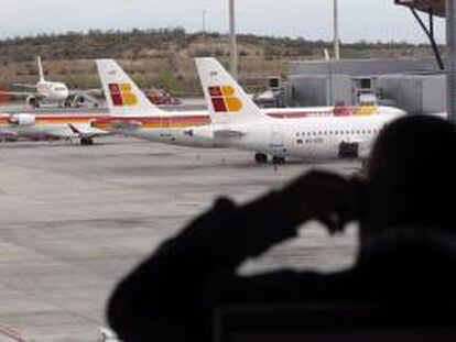 International Airlines Group (IAG), fruto de fusión de Iberia y British Airways (BA), está considerando la posibilidad de formular una oferta pública de adquisición (OPA) sobre el 100 % de la aerolínea Vueling, comunicó hoy el hólding hispano-británico a la Comisión Nacional del Mercado de Valores (CNMV). EFE/Archivo