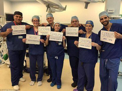 Personal extranjero del hospital Homerton university en una foto difundida por Junaid Masood (izquierda). 