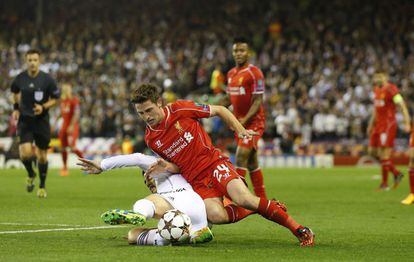 El jugador del Liverpool Joe Allen cae sobre el centrocampista del Real Madrid James Rodríguez.