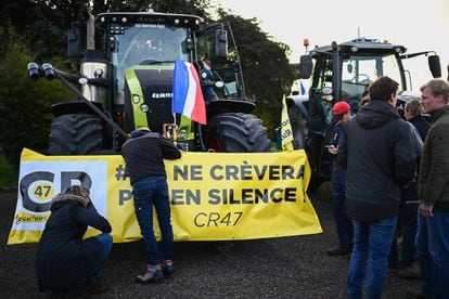Agricultores franceses preparan sus tractores para partir en convoy hacia París.