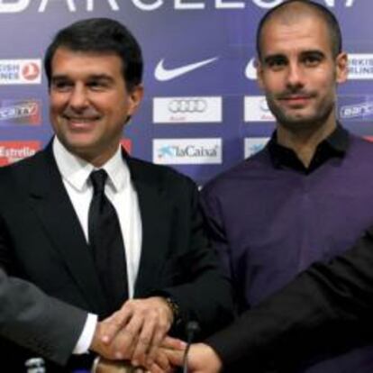 El presidente del Barcelona F. C., Joan Laporta, y el entrenador Josep Guardiola.