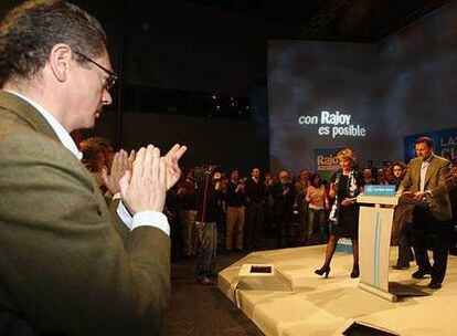 Ruiz-Gallardón aplaude a Mariano Rajoy mientras Esperanza Aguirre abandona la tribuna en la Conferencia de Educación del PP.
