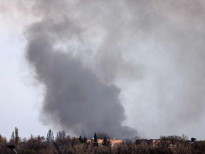 Una espesa columna de humo se alzaba el domingo desde el aeropuerto de Dnipró, destruido por un bombardeo de las tropas del Kremlin.