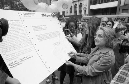 Betty Friedan (derecha) y Gloria Steinem (centro), editor of MS magazine, firman simbólicamente un telegrama para enviar al presidente en favor de la ERA.