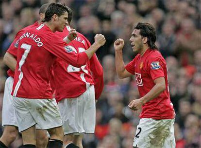 Cristiano Ronaldo y Tévez celebran el gol de este último