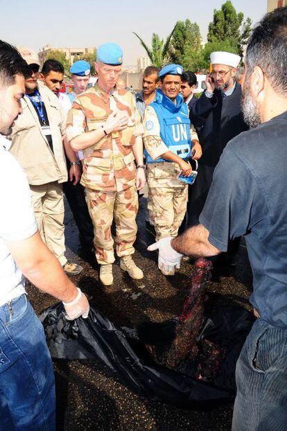 El general noruego Robert Mood, jefe de la misión de observadores de la ONU, observa unos restos humanos de una víctima del atentado (Fotografía propocionada por la agencia siria SANA)