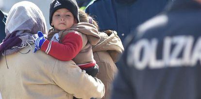 Varios inmigrantes reciben una primera ayuda tras desembarcar en el puerto de Mesina (Sicilia).