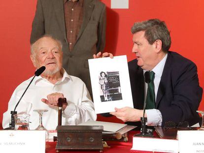El editor, fot&oacute;grafo y escritor argentino Mario Muchnik, a la izquierda, junto al director del Instituto Cervantes, Juan Manuel Bonet, en Madrid.