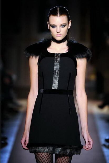 Por Laura Álvarez. El diseñador Andrew Gn presentó este vestido corto con detalle de piel en los hombros dentro de su colección otoño-invierno 2012-13 (3200 euros).