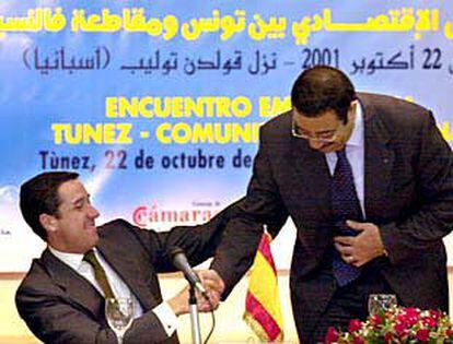 Eduardo Zaplana y el ministro tunecino de Cooperación Internacional, Fethi Merdassi.