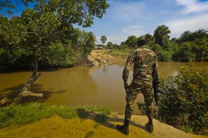 El pueblo de Gbiti es uno de los principales puntos de entrada de centroafricanos a Camerún. Un soldado de este país vigila el río por el que cruzan para asegurarse que ningún combatiente traspasa la frontera. Es común, dice, que algunos intenten llegar a los asentamientos de refugiados para cometer asesinatos.