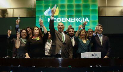 El presidente de Neoenergía, Mario Ruiz Tagle (c), la presidenta adjunta, Solange Ribeiro (i), y el director de Finanzas, Leonardo Gadelha (d), durante la ceremonia de debut de la empresa este lunes en la Bolsa de Sao Paulo (Brasil). 