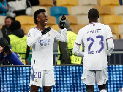 Vinicius celebra su segundo gol al Shakhtar con Mendy.