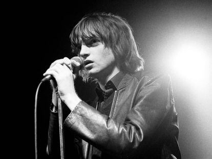 El cantante y líder de la banda The Fall, Mark E. Smith, durante un concierto en 1979.