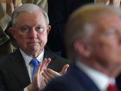 Jeff Sessions, con el presidente Trump en primer plano. 