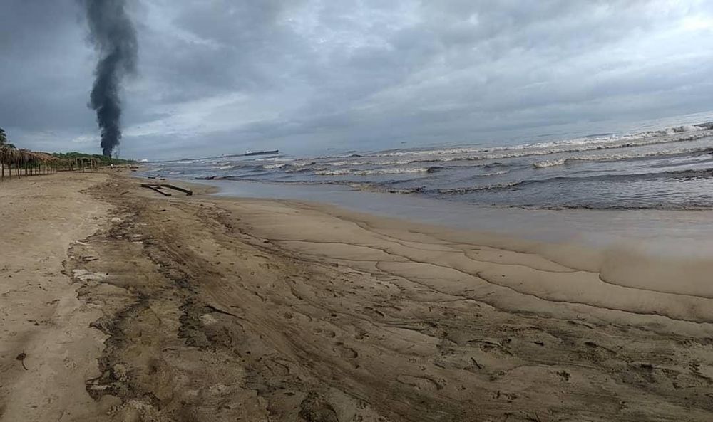 An oil spill suffocates the fragile ecosystems of the Venezuelan coast |  Society