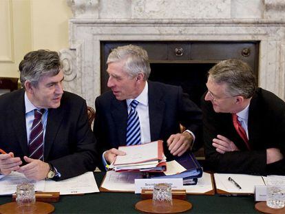 De izquierda a derecha, Gordon Brown y los ministros de Justicia, Jack Straw, y Medio Ambiente, Hilary Benn, en una reunión del Gobierno.