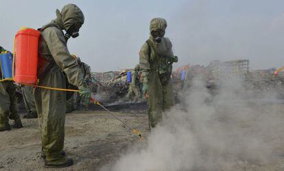 Diversos soldats treballen per neutralitzar els residus tòxics, aquest dijous a Tianjin.