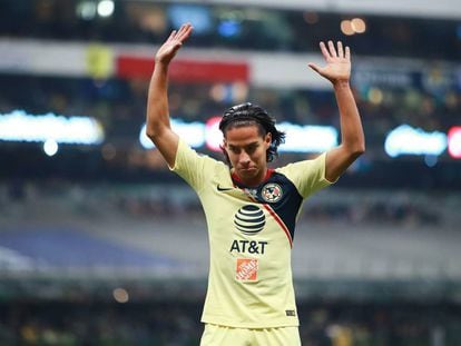 Lainez, durante un partido con América.