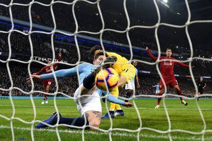 John Stones saca sobre la línea el balón que pudo suponer el primer gol del partido a favor del Liverpool.
