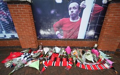 Flores en Old Trafford en recuerdo de Nobby Stiles, fallecido con una enfermedad degenerativa de la que culpaba al fútbol.
