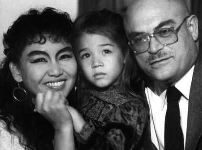 Melodie Nakachian, con sus padres, tras su liberaci&oacute;n. 