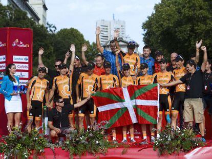 El último podio del Euskaltel: ganadores por equipos en la última Vuelta, corerdores, directores y auxiliares se despiden.