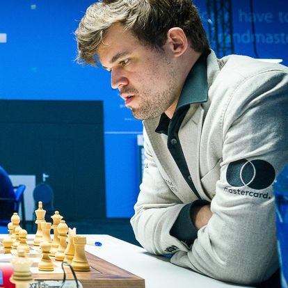 Jorden Van Foreest (izquierda) y Magnus Carlsen durante su partida de hoy en Wijk aan Zee