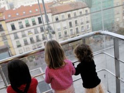 Tres niñas en el ascensor del Museo Reina Sofía de Madrid.