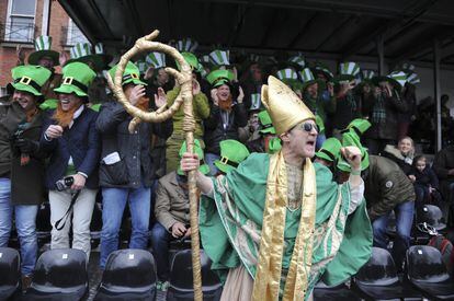 Varias personas disfrazadas participan en la festividad de San Patricio en Dublín, Irlanda.