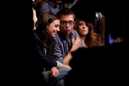 Iñijo Errejón entre el público durante el debate.