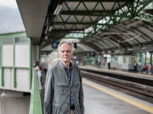 Fernando Vallejo en el metro de Medellín, Colombia.