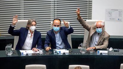 Los diputados del Grupo Mixto Marta Higueras, José Manuel Calvo, y Luis Cueto durante el pleno extraordinario en el Ayuntamiento de Madrid en el que se convirtieron en Grupo Mixto, en septiembre de 2021.