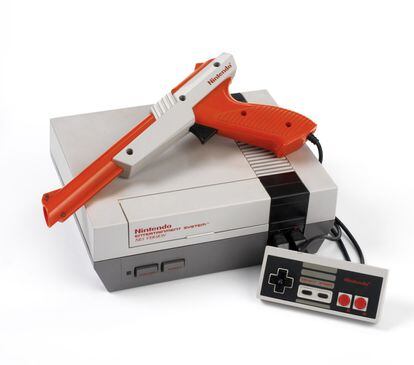 Nintendo presentó la consola de sobremesa NES en 1983. Incorporaba un mando con un botón en forma de cruz.