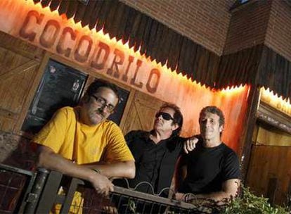 Kacho, Johnny y Eduardo, tres de los cuatro miembros de los Burning, en su bar en el barrio de Batán (Carabanchel).