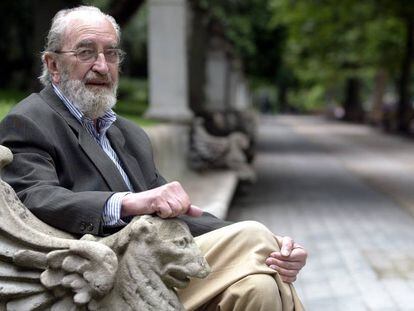 El poeta Ángel González en el Campo de San Francisco, en Oviedo.