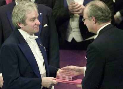 Paul Nurse recibe el premio Nobel de Fisiología o Medicina en 2001.