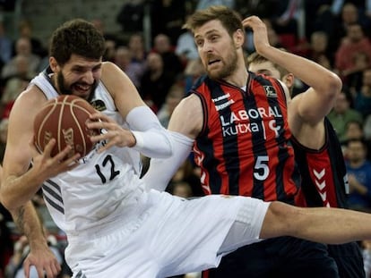 Mirotic y Nocioni pelean por un rebote en un partido de la temporada pasada