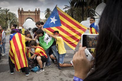 Imagen de ambiente del exterior del TSJC, donde un centenar de personas han pasado la noche en muestra de apoyo a los detenidos por el referéndum del 1 de octubre.