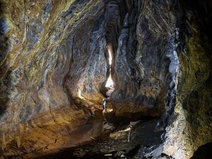 Water evacuation channel dug into the rock known as La Palombeira, in Las Médulas.