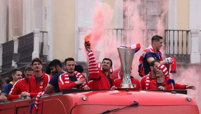 Los jugadores del Atlético de Madrid, durante el recorrido por las calles del centro de Madrid.