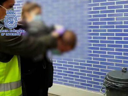 Moment de la detenció de l'Oleksandr, el 22 d'abril a Barcelona.