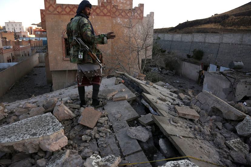 Yemen. Un militar yemení observa los destrozos causados por un bombardeo aéreo de la coalición liderada por Arabia Saudí, en enero de 2022 en la ciudad de Sana'a, que habría causado la muerte a una veintena de personas, en su mayoría civiles.