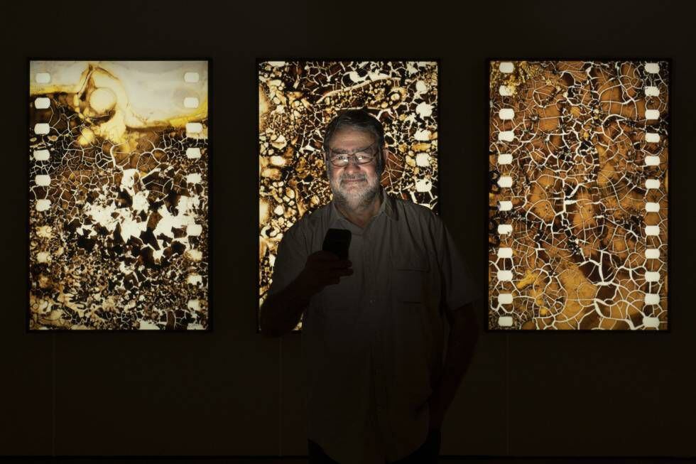 Joan Fontcuberta amb dues de les seves obres de la sèrie 'Trauma' que es poden veure a Can Framis.