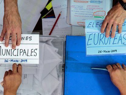 Una persona ejerce su derecho al voto este domingo durante las elecciones municipales y europeas del 26M.