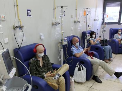 Cuatro pacientes en una sesión de quimioterapia en el hospital de día de oncología de La Paz.