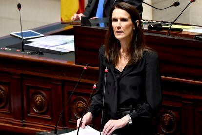 La primera ministra belga, Sophie Wilmès interviene ante un Parlamento casi vacío, este jueves.